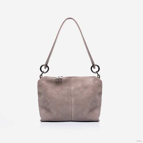 Практична вмістка сумка створена українським виробником ТМ "LucheRino". Модель виготовлена з приємного високоякісного шкірзамінника та натурального замшу. Надійна фурнітура та дно на металевих ніжках продовжать життя виробу. Одна ручка середньої довжини та один довгий регульований ремінець.