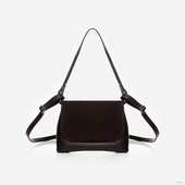 
                             Сумка українського бренду ТМ  "Lucherino" стане хорошим придбанням не на один рік.  Невелика жіноча сумочка виготовлена з високоякісного шкірзамінника та якісної надійної фурнітури в кольорі - нікель. Одне відділення з однією кишенею на застібці.