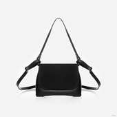 
                             Сумка українського бренду ТМ  "Lucherino" стане хорошим придбанням не на один рік.  Невелика жіноча сумочка виготовлена з високоякісного шкірзамінника та якісної надійної фурнітури в кольорі - нікель. Одне відділення з однією кишенею на застібці.